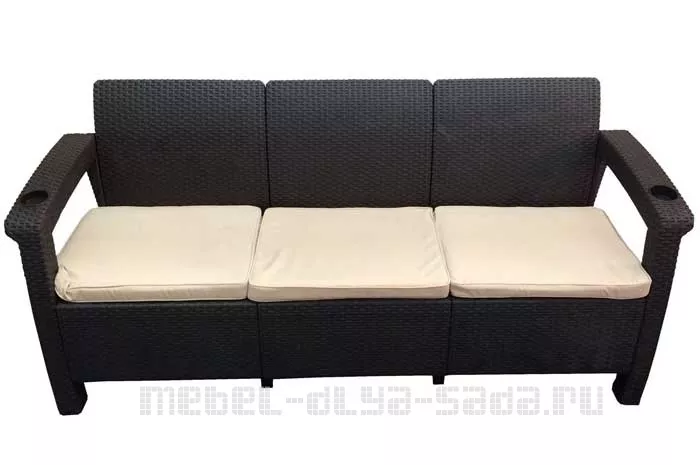 Пластиковый диван с имитацией ротанга