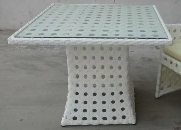 Плетеный стол из искусственного ротанга белого цвета