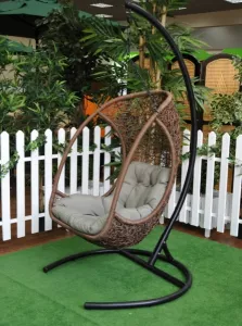 Подвесное кресло-качели плетеное из ротанга, коричневое