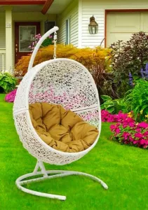 Роскошь и уют: подвесное кресло с ротанговым плетением белое