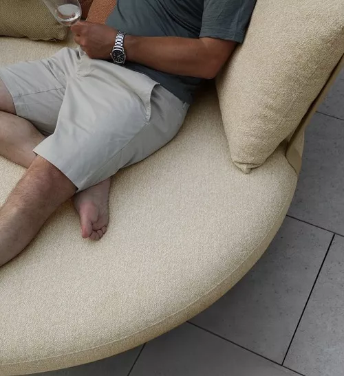 Круглый уличный диван для дачи из алюминия, бежевый Круглый уличный диван для дачи из алюминия, бежевый