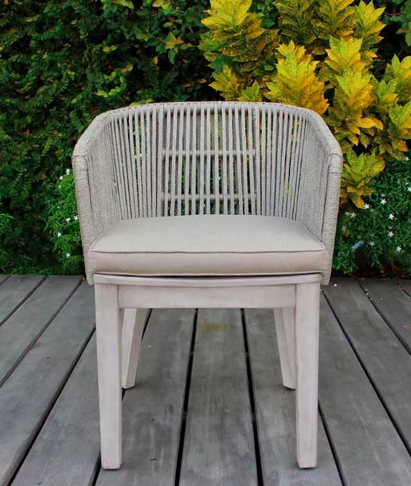 Плетеное кресло из роупа с каркасом из акации купить недорого