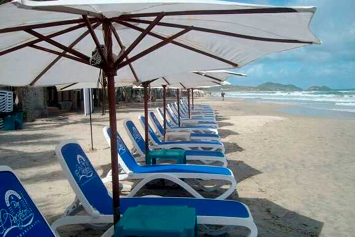 Лежак пластиковый с колесами и текстиленом для пляжа купить