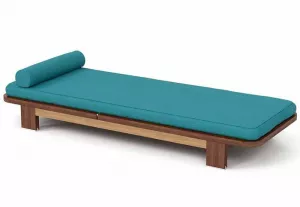Деревянный лежак для дачи из массива ироко с подушкой