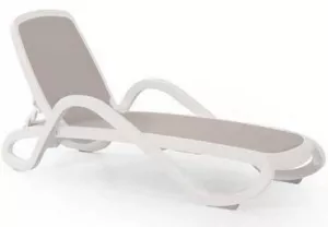 Лежак пластиковый пляжный на колесах шезлонг белый