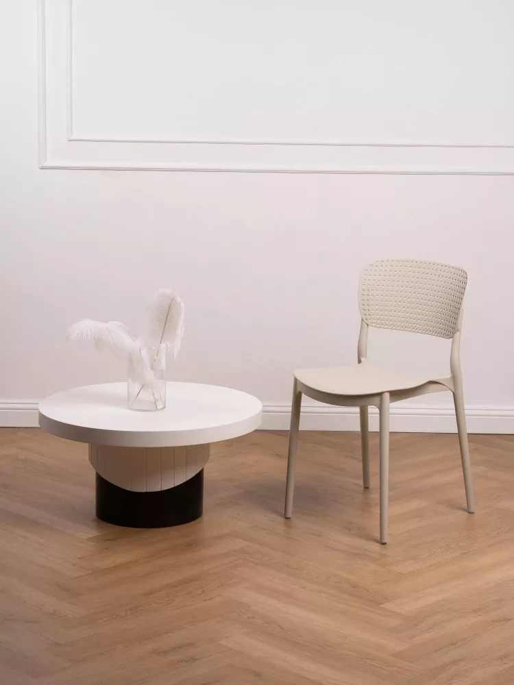 Светло-бежевый пластиковый стул со спинкой купить Светло-бежевый пластиковый стул со спинкой купить