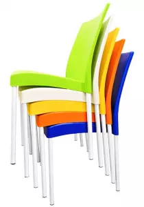 Цветные пластиковые стулья на металлокаркасе