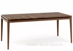 Обеденный деревянный стол